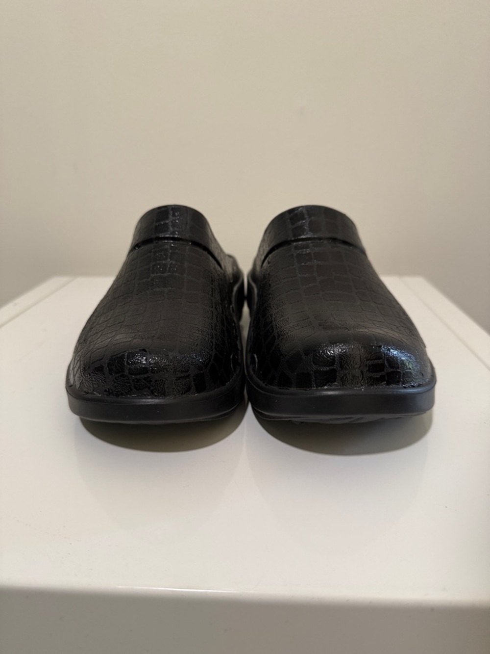 OOFOS Unisex Black Croc-Embossed Slip-On Clog W6/M4 - Picture 3 of 9